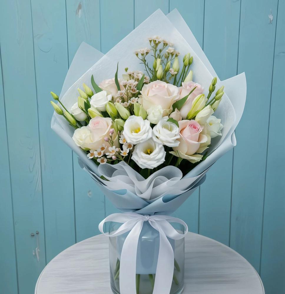 Букет цветов из: Розы и Лизиантусы в Старой Кулатке