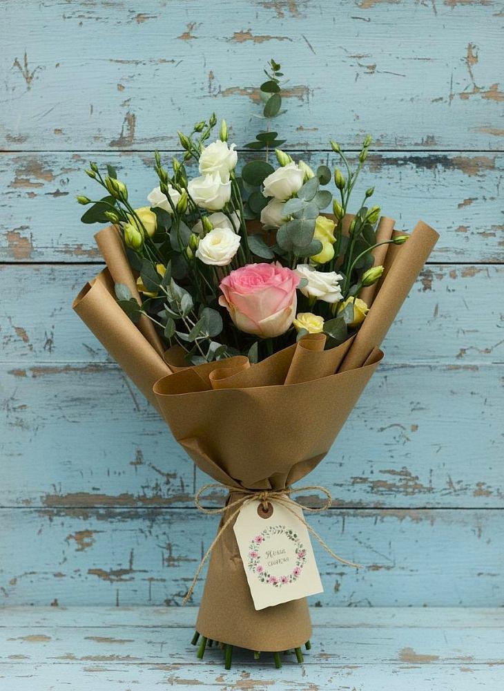 Букет цветов из: Розы и Лизиантусы в Старой Кулатке