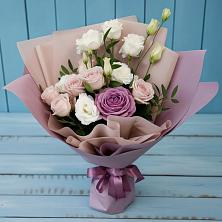 Букет цветов из:  Розы и Лизиантусы в Старой Кулатке