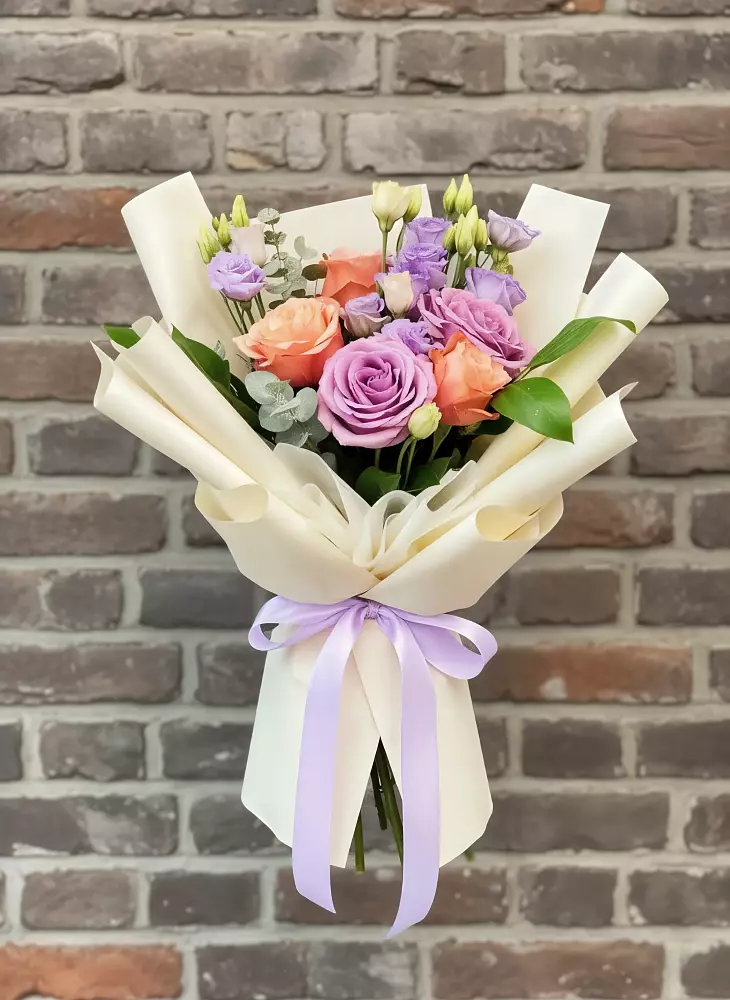 Букет цветов из: Лизиантусы и Розы в Старой Кулатке