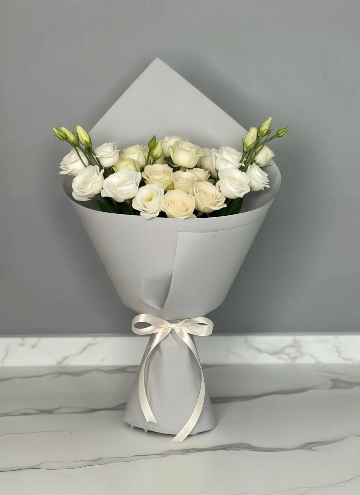 Букет цветов из: Розы и Лизиантусы в Старой Кулатке