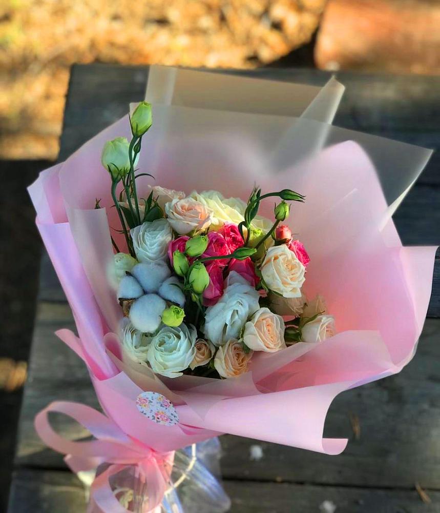 Букет цветов из: Розы и Лизиантусы в Старой Кулатке