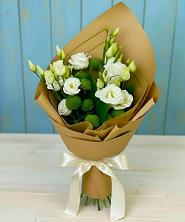 Букет цветов из:  Хризантемы и Лизиантусы в Старой Кулатке