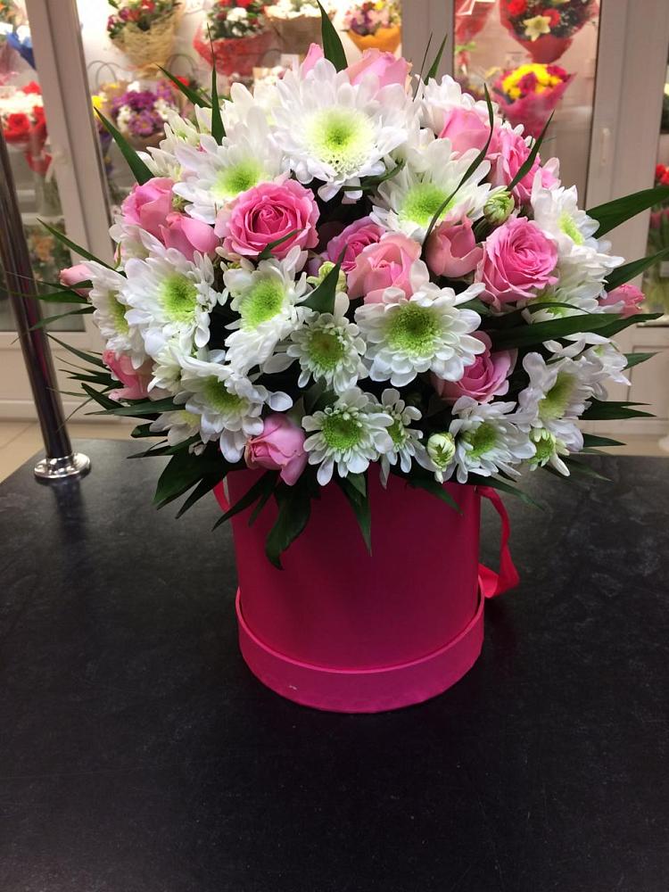 Цветочная композиция из Розы и Хризантемы в шляпной коробке в Старой Кулатке