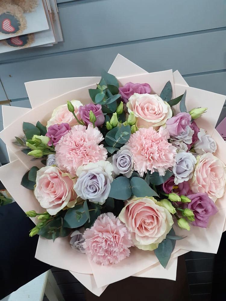 Букет цветов из: Розы, Гвоздики и Лизиантусы в Старой Кулатке