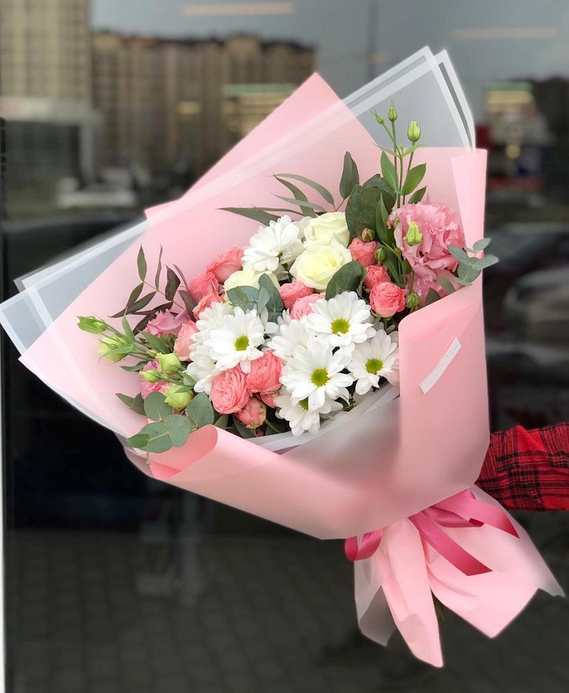 Букет нежный в Старой Кулатке Букет цветов из: Розы, Лизиантусы и Хризантемы в Старой Кулатке