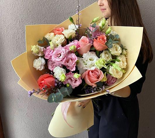 Букет цветов из: Розы, Лизиантусы и Гвоздики в Старой Кулатке