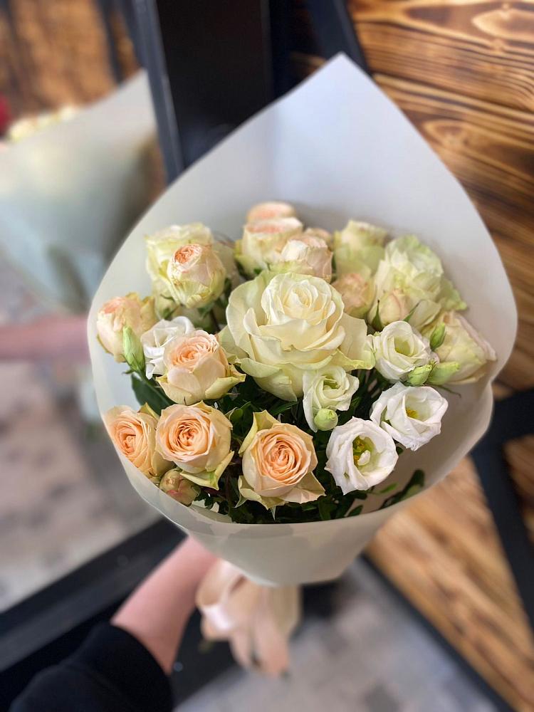 Букет цветов из: Розы и Лизиантусы в Старой Кулатке