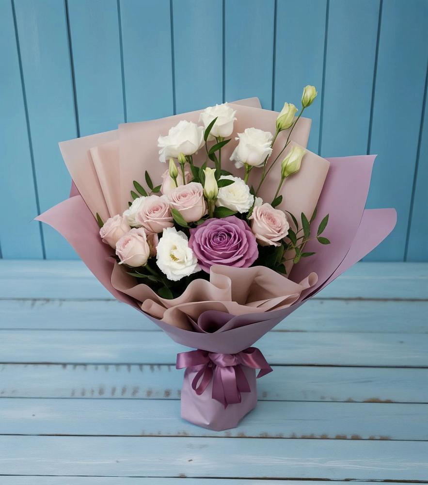 Букет цветов из: Розы и Лизиантусы в Старой Кулатке